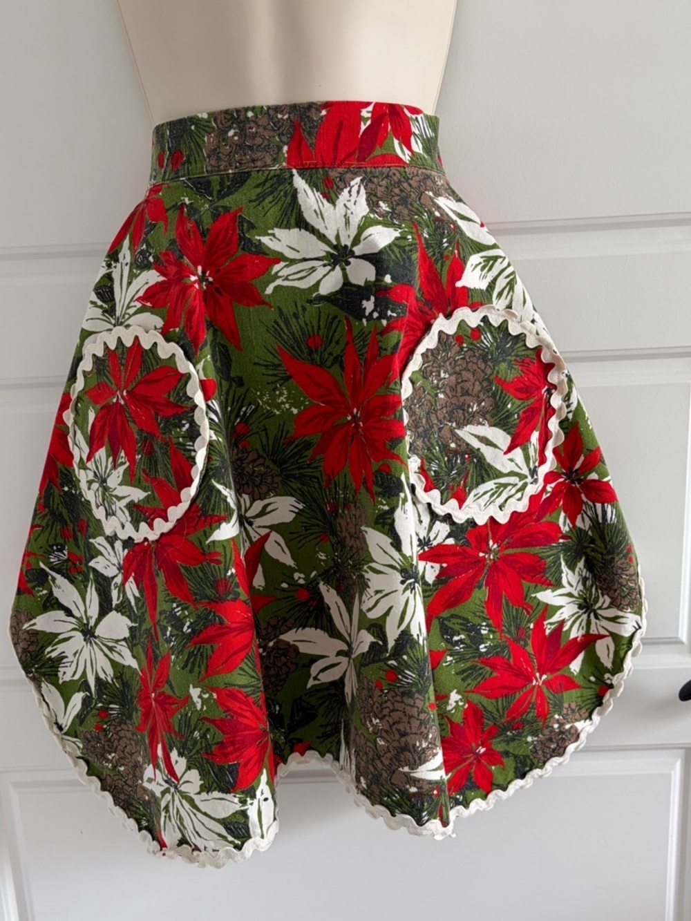 Vintage 1950s 1960s Handmade Poinsettia Christmas Apron Holiday Tie Waist